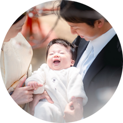 明るい光の中で赤ちゃんを抱く両親が優しく微笑む家族写真