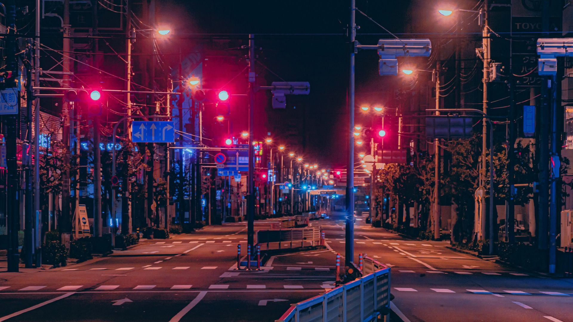 ネオンライトが輝く深夜の交差点を撮影したストリートスナップ