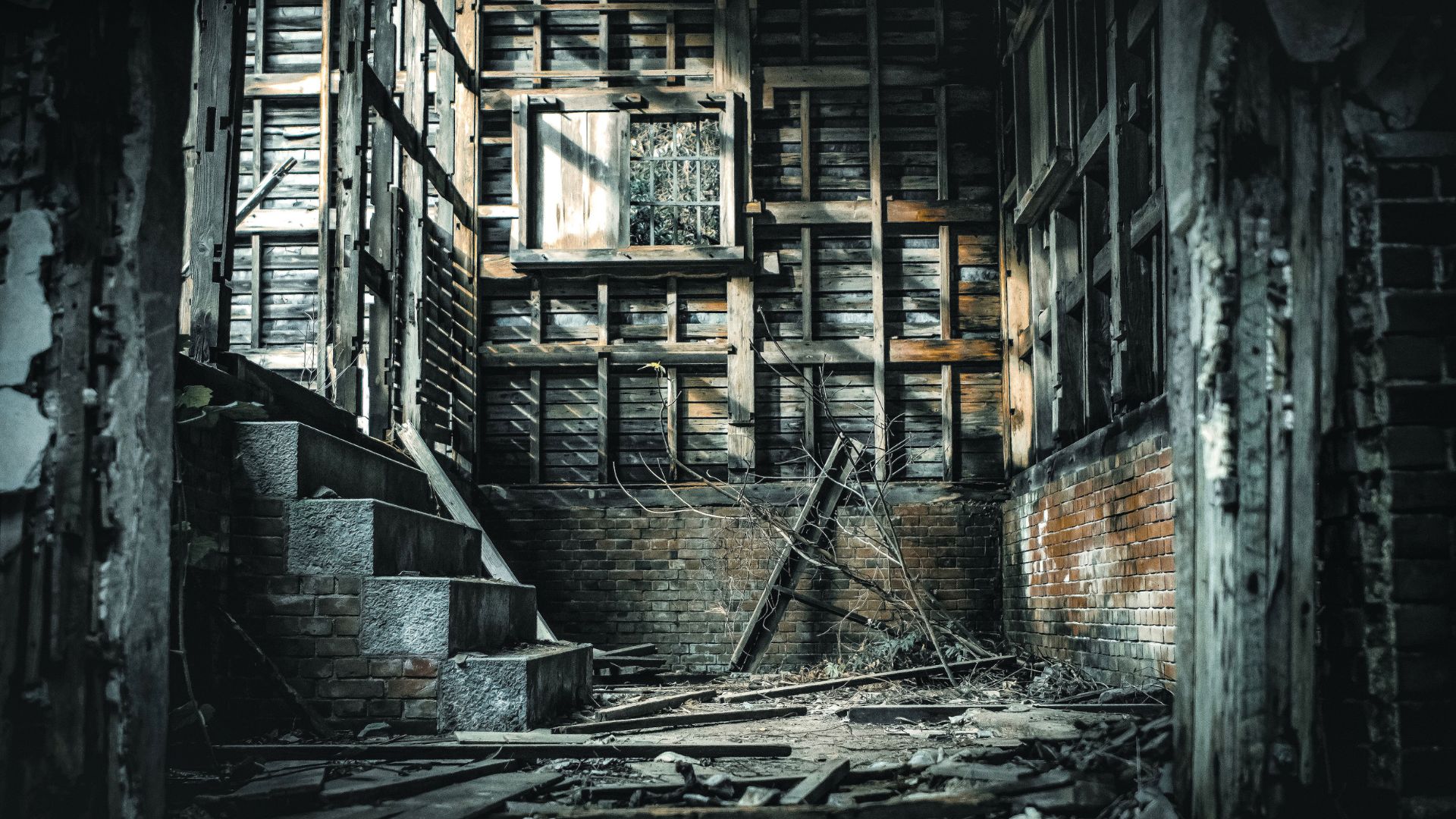 崩れかけた階段とむき出しの木材が残る廃墟の内部を撮影したアート系ロケーションフォト