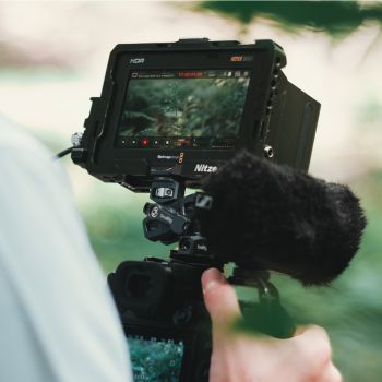 屋外でモニター越しに映像を確認しながら撮影するカメラ機材のクローズアップ