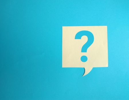 青背景に白い吹き出しとクエスチョンマークが描かれたシンプルなアイコン