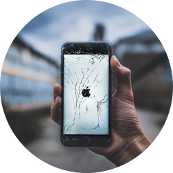 割れたスマートフォンを手に持つ印象的なイメージ写真