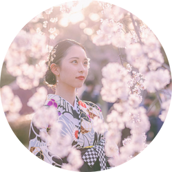 満開の桜に囲まれた着物姿の女性を撮影したポートレート写真