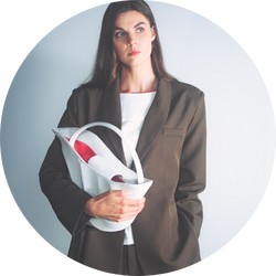 ブランドバッグを持つ女性モデルを撮影したファッションイメージ写真