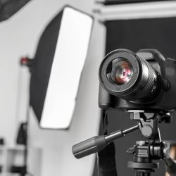 スタジオ照明とセットの中に構えられたプロ用カメラ