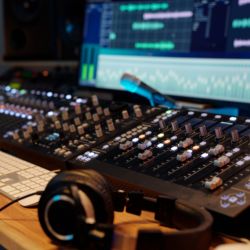 音響ミキシング機材と編集ソフトが映るクリエイティブ制作環境